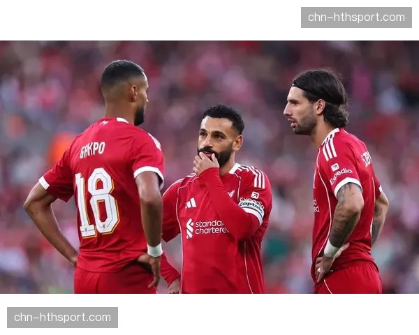 场边瞬间：诺丁汉森林主帅库珀与第四官员激烈争论后被出示黄牌