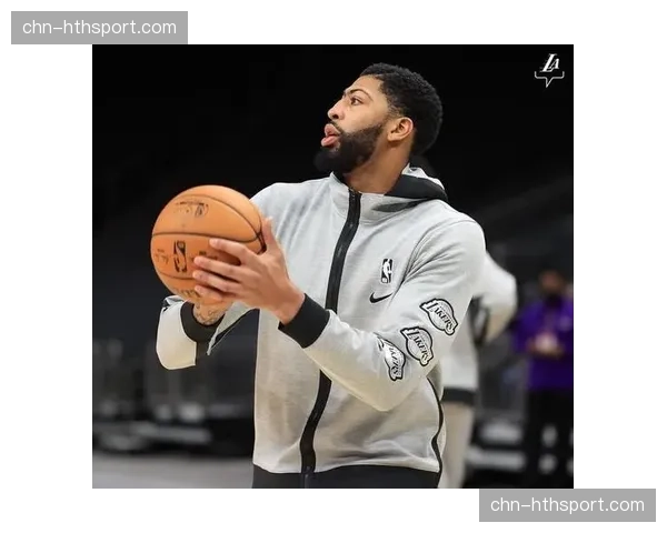 兰斯官方确认，队内20岁前锋杜库雷肌肉拉伤将缺席四周