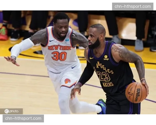 特写：詹眉连线被尼克斯区域协防破坏，詹姆斯向裁判示意三秒违例